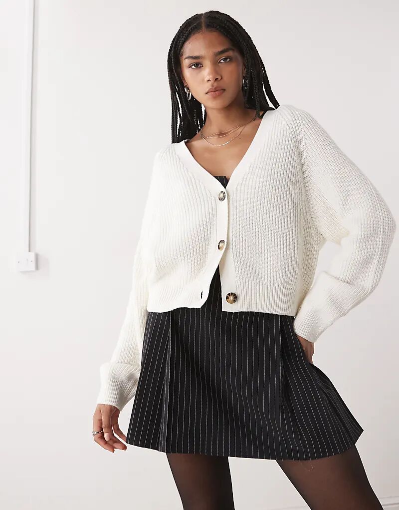 

Укороченный вязаный кардиган Monki цвета экрю