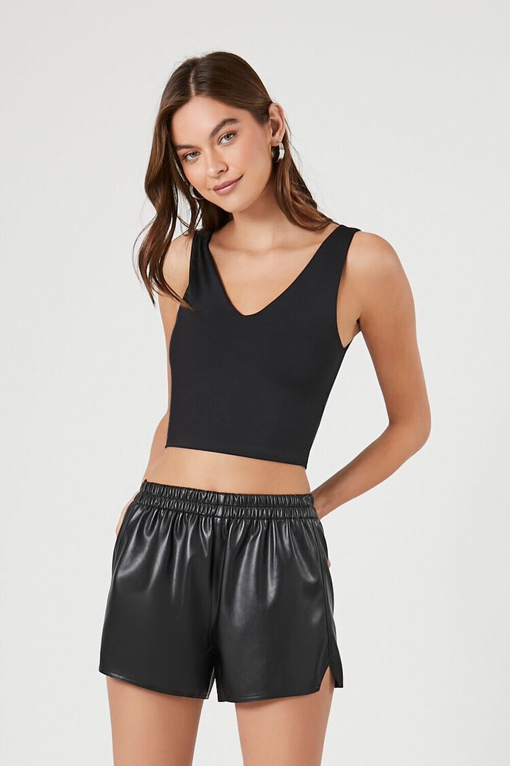 

Шорты из искусственной кожи со средней посадкой Forever 21, черный