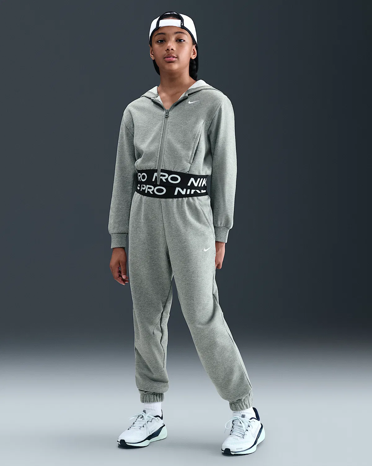 Детская (девичья) флисовая кофта Nike Pro Fleece Dri-FIT на молнии, Carbon Heather/Dark Steel Grey/Black/White — фото 4