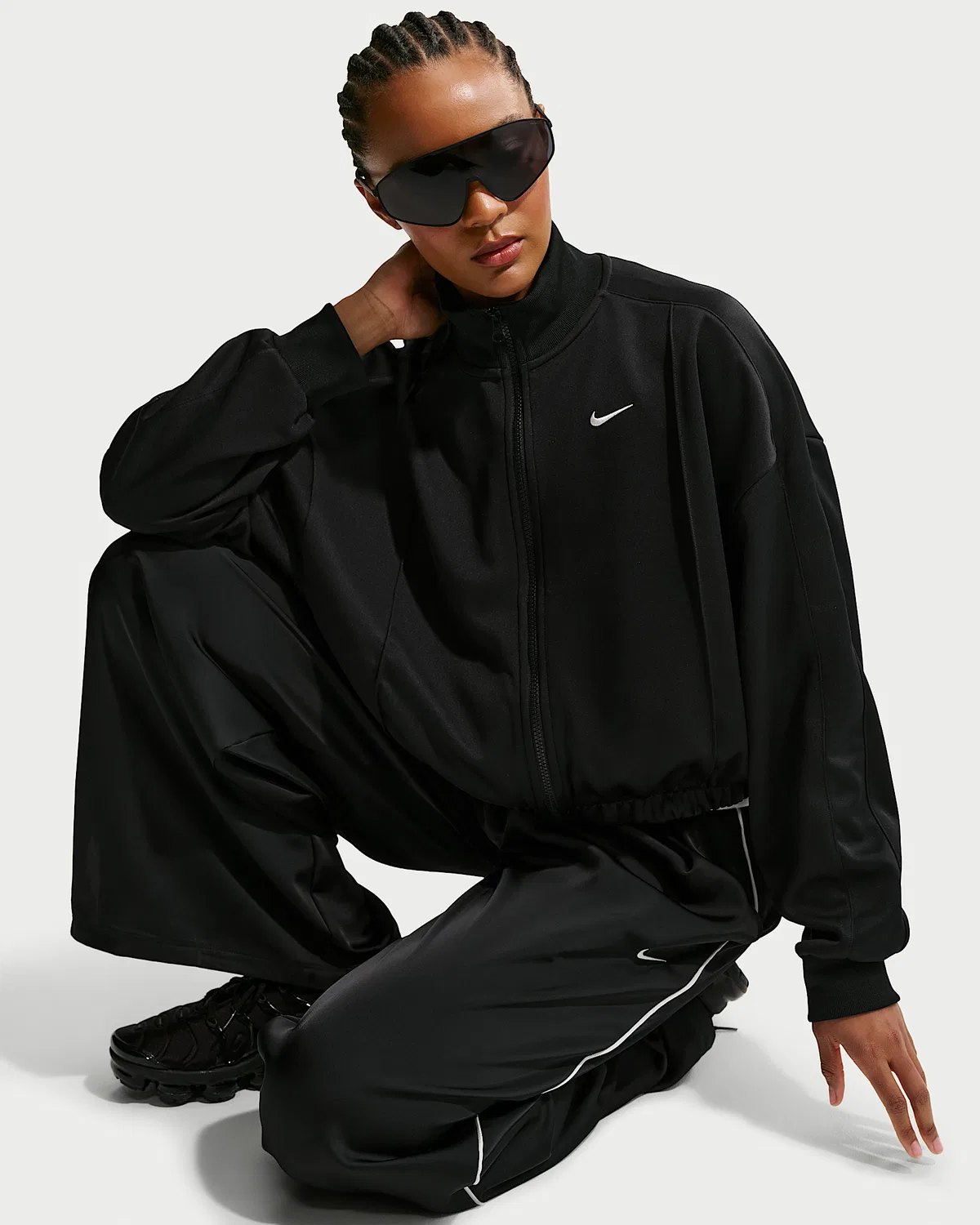 Женская ветровка Nike Sportswear, Black/Black/Chalk — фото 3