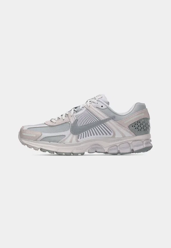 Кроссовки Nike Sportswear Zoom Vomero 5 SE, цвет серый/светлый дымчато-серый/платиновый оттенок/белый/черный — фото 2