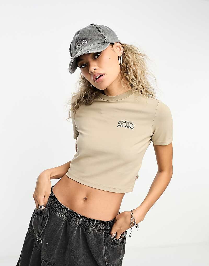 

Бежевая укороченная футболка Dickies – Aitkin с логотипом колледжа на левой груди, эксклюзивно для ASOS