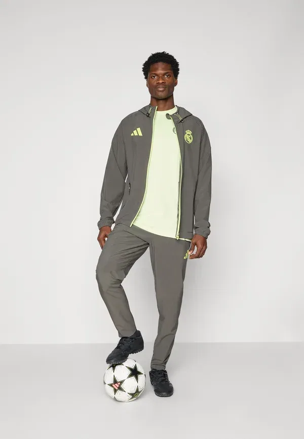 Футболка Adidas Performance Real Madrid C Vistech J Club Wear, утилитарный серый/полузамороженный желтый — фото 2