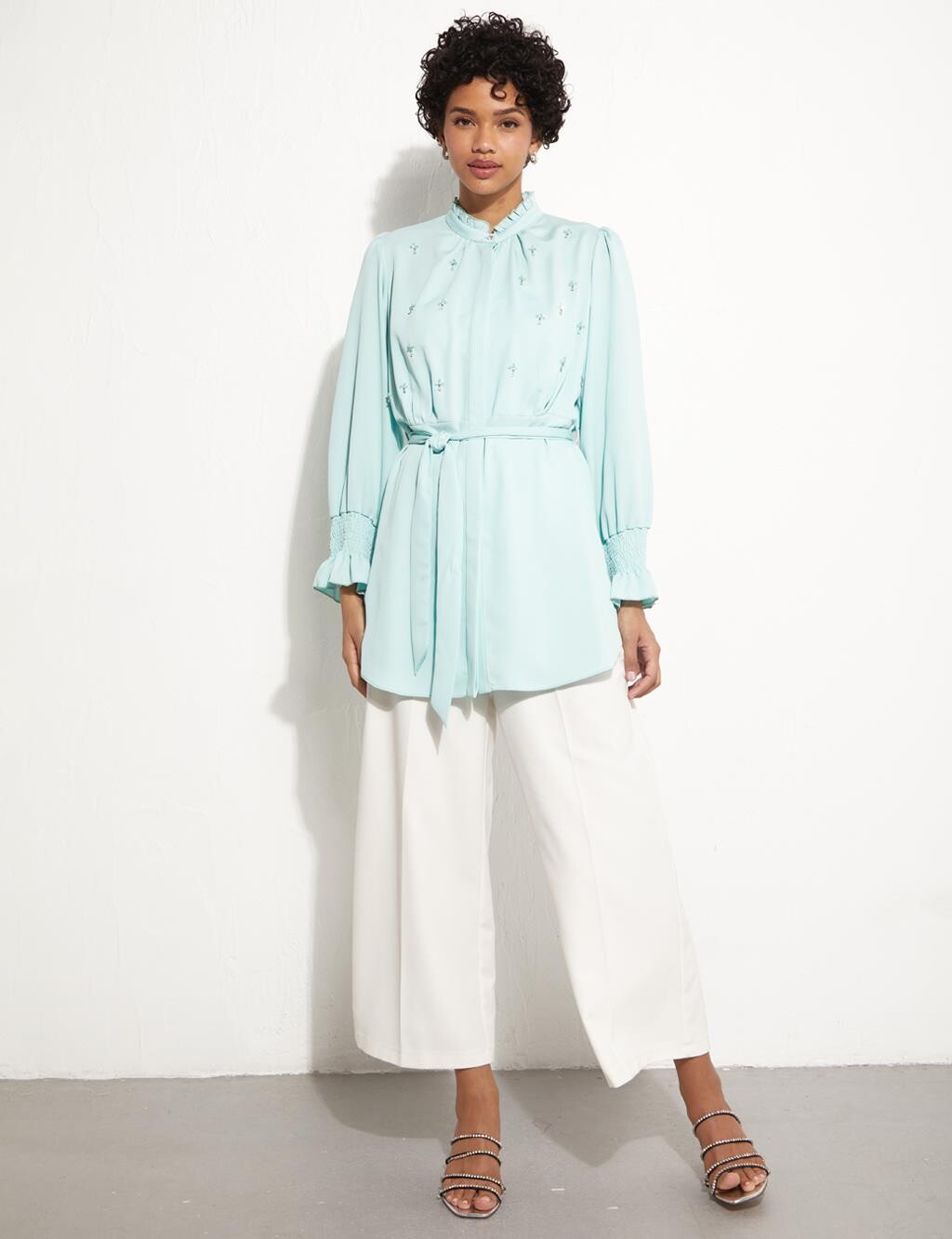 

Блуза с каменным воротником и оборкой Nile Green Kayra