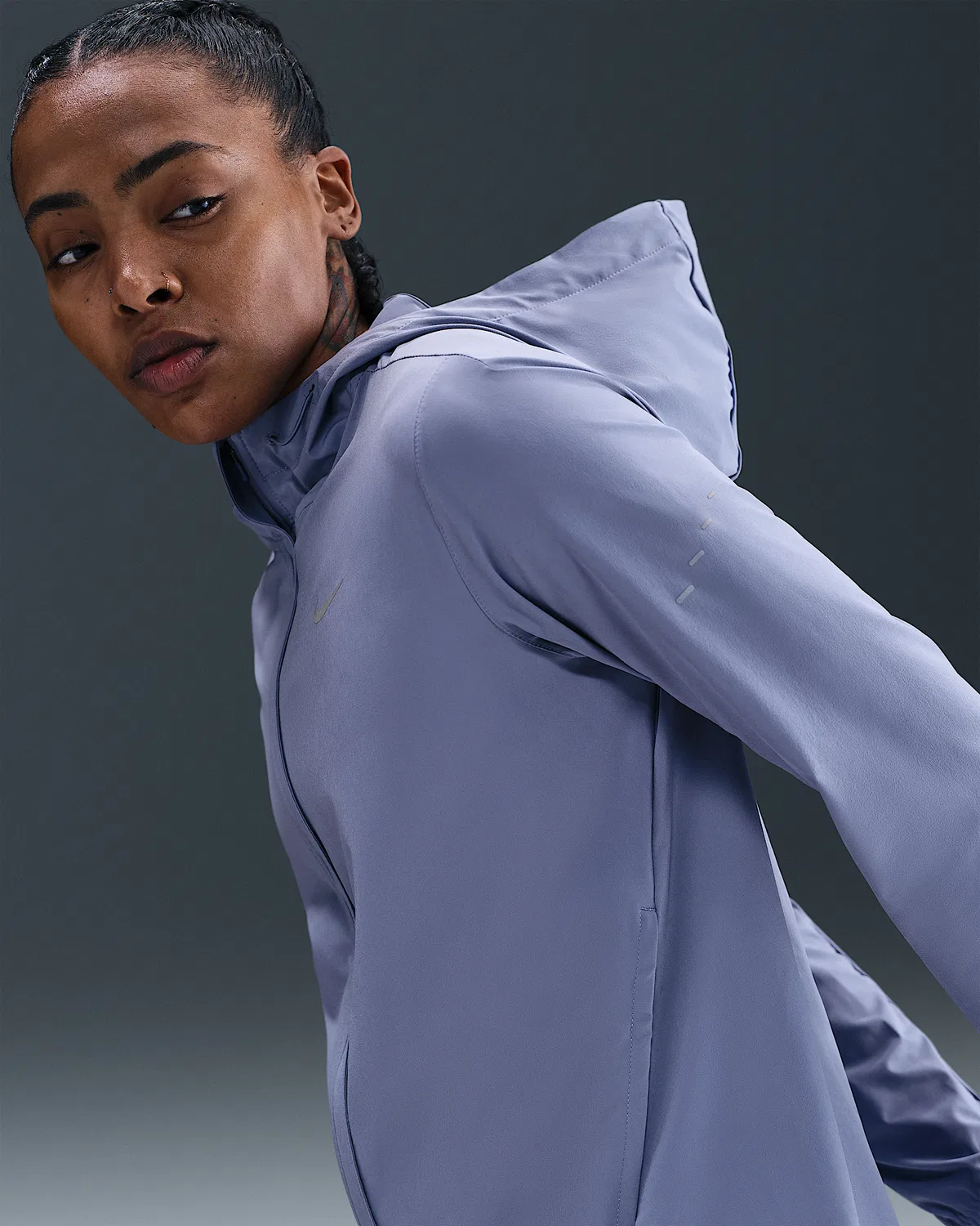 Женская ветрозащитная куртка Nike Swift для бега, World Indigo — фото 2
