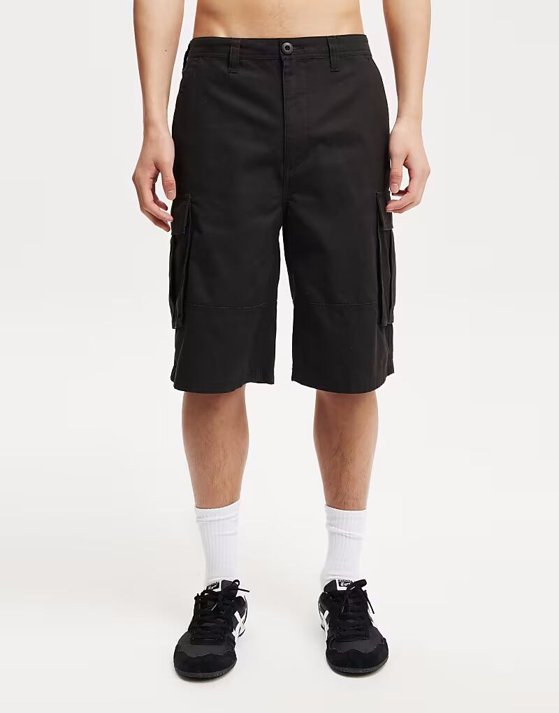 

Cotton:On В мешковатых шортах-карго черного цвета