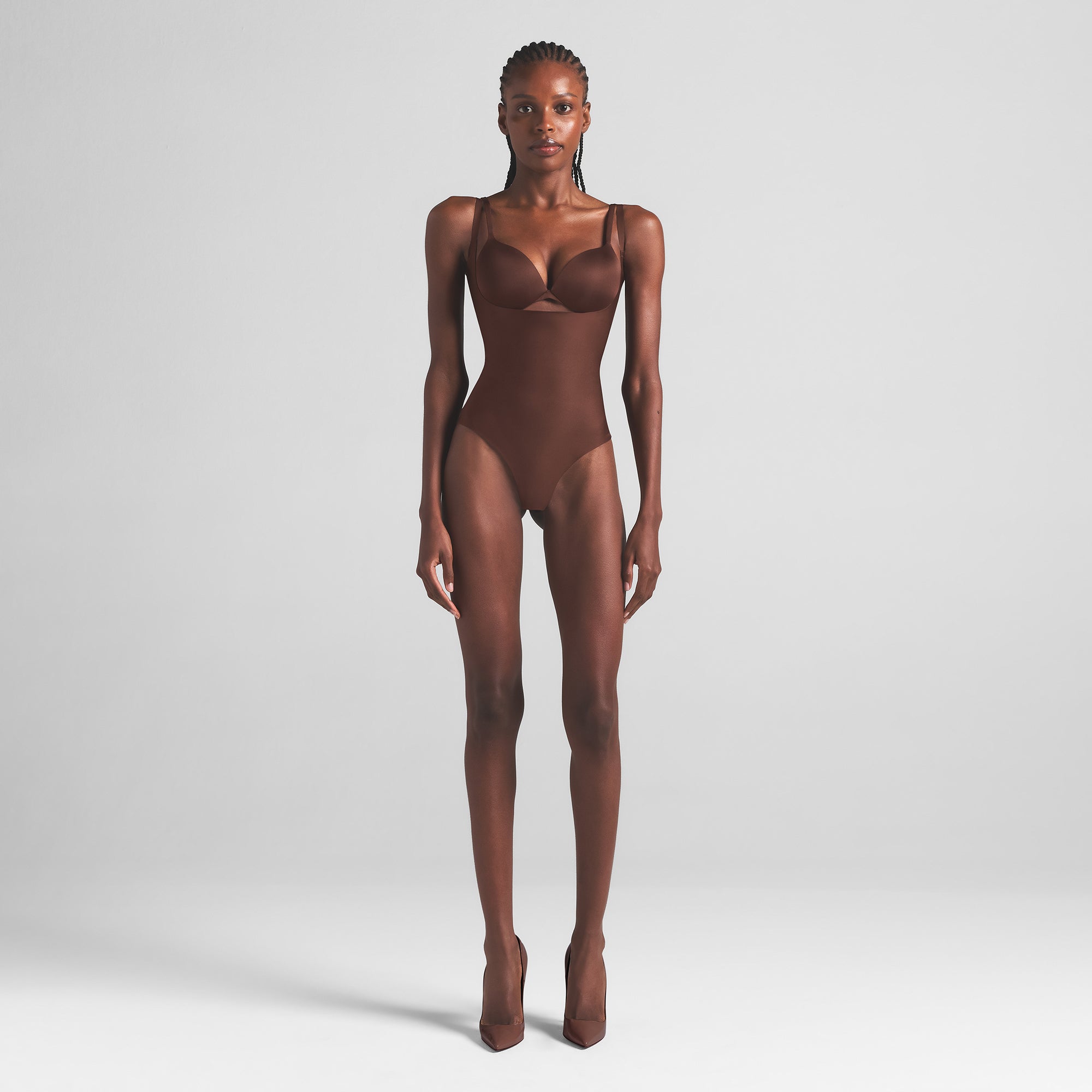 

Боди-стринги core sculpt с открытым бюстом SKIMS SKIMS BODY, цвет cocoa