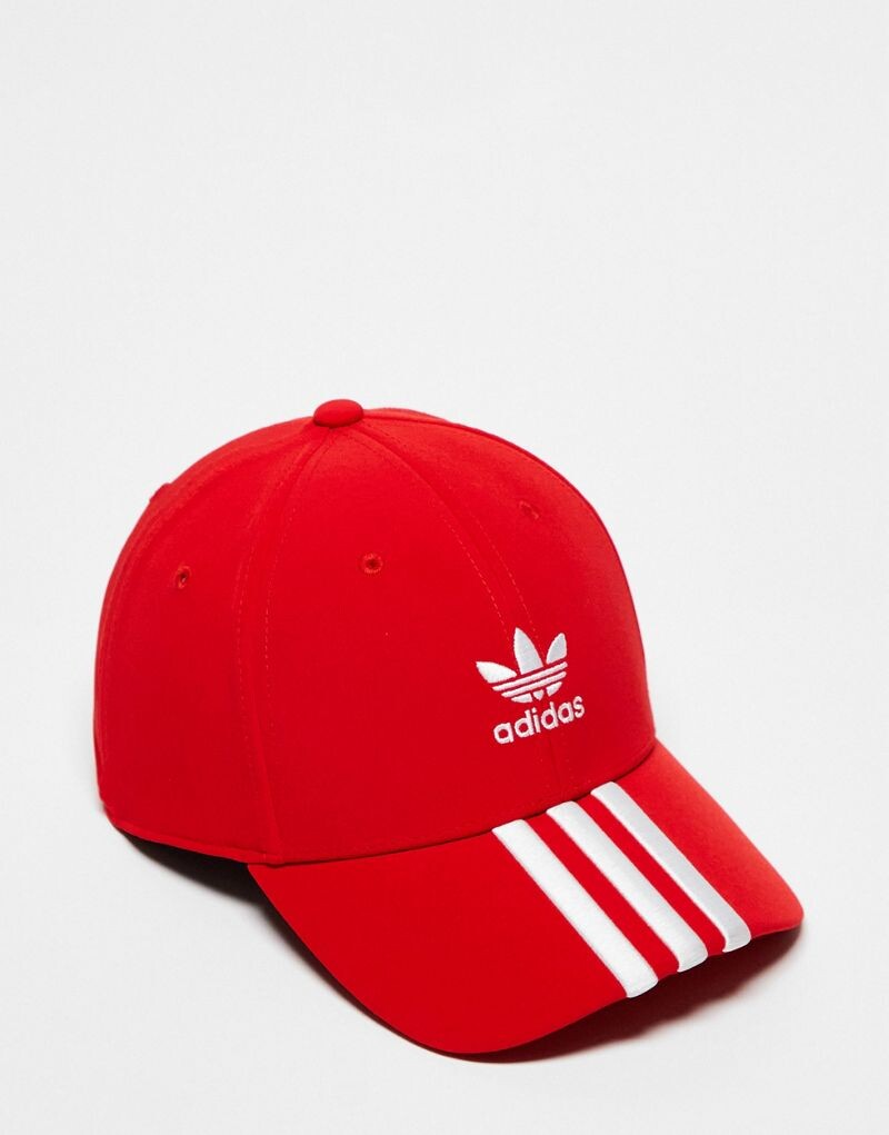 

Красная кепка с 3 полосками adidas