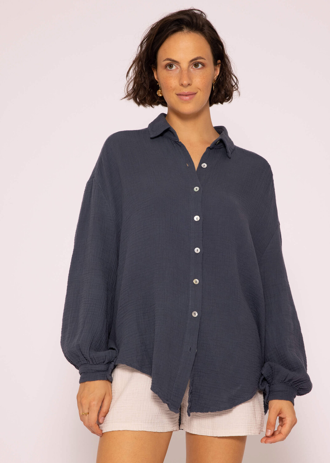 

Блуза SASSYCLASSY Ultra Oversize Musselin nhemd kürzere Variante, темно-серый