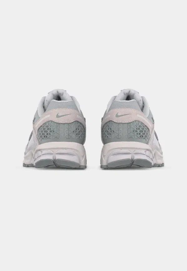 Кроссовки Nike Sportswear Zoom Vomero 5 SE, цвет серый/светлый дымчато-серый/платиновый оттенок/белый/черный — фото 4