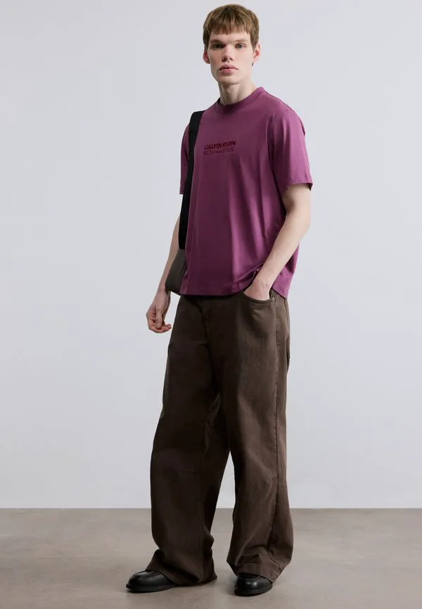 Футболка с графическим принтом 20s ny Calvin Klein, Pale Purple — фото 2