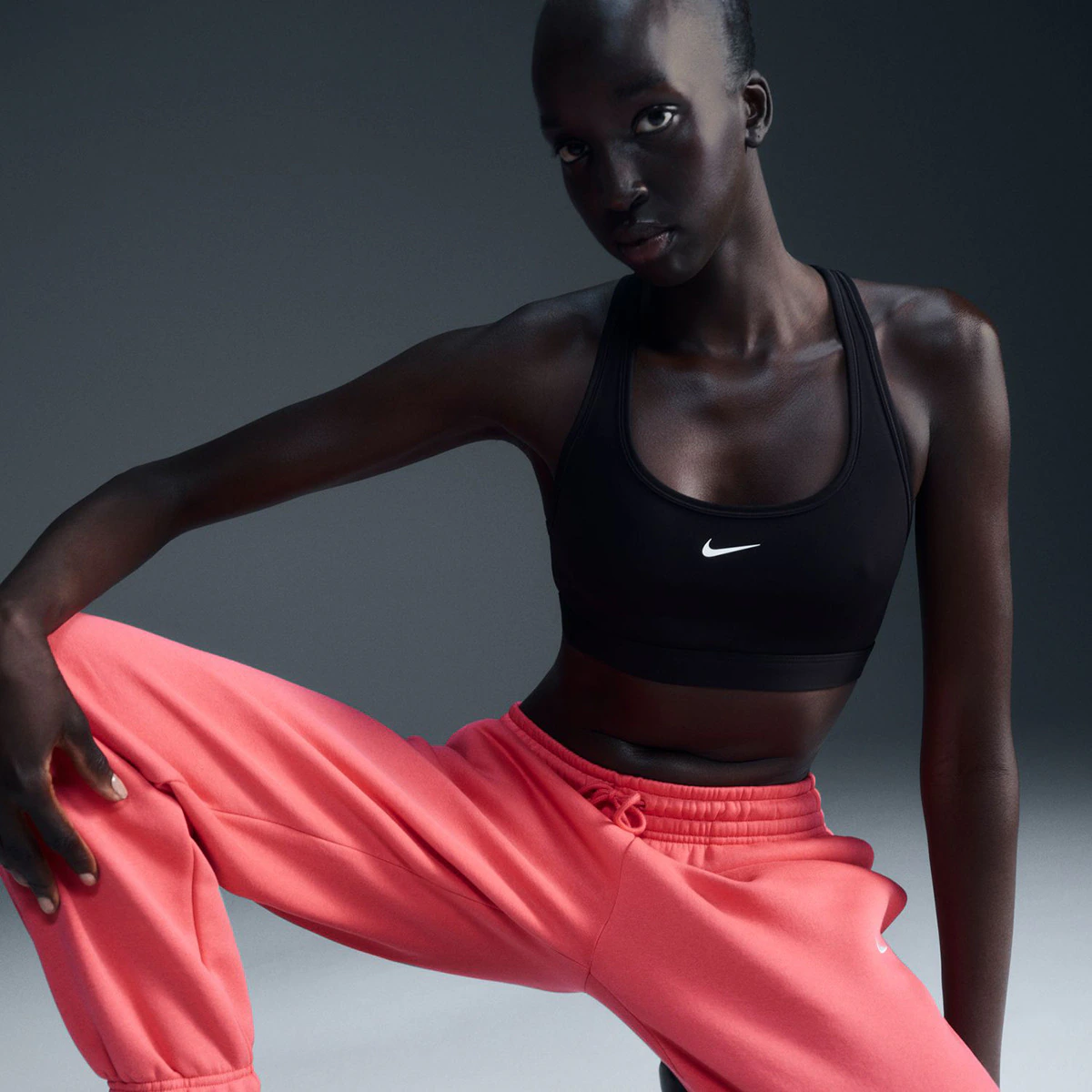 

Женская футболка Nike Swoosh Light Support, черный