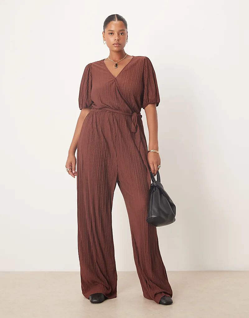 

Комбинезон Vila Curve с плиссировкой и запахом спереди в шоколадно-коричневом цвете