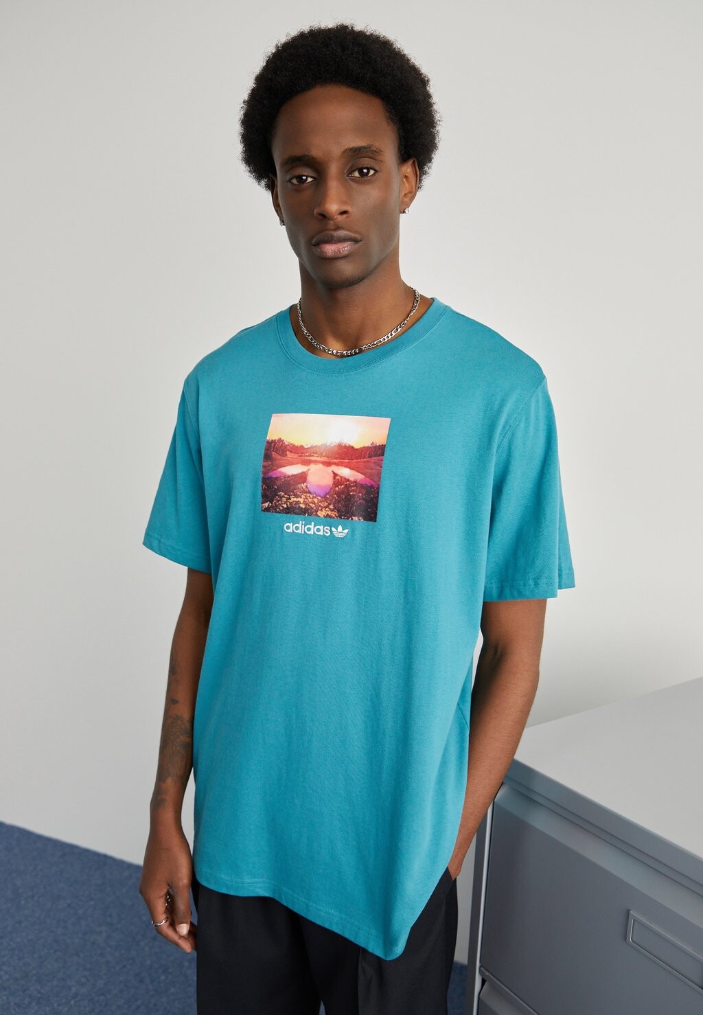 

Футболка с принтом GRAPHIC adidas Originals, цвет arctic fusion