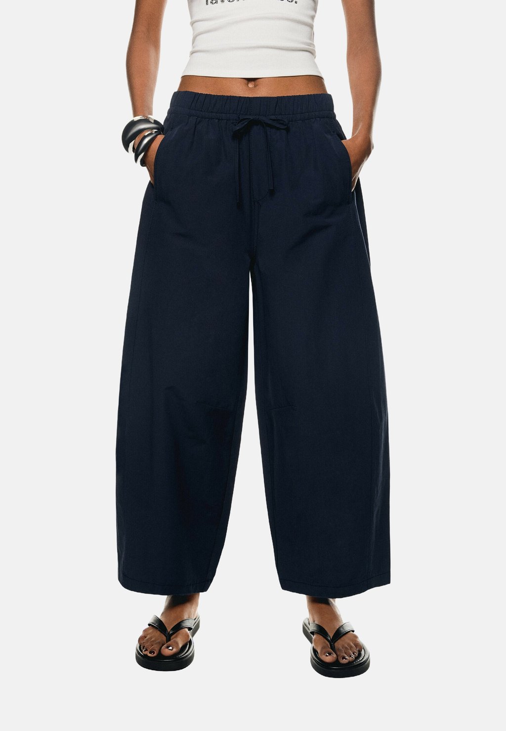

Брюки CROPPED Bershka, темно-синий