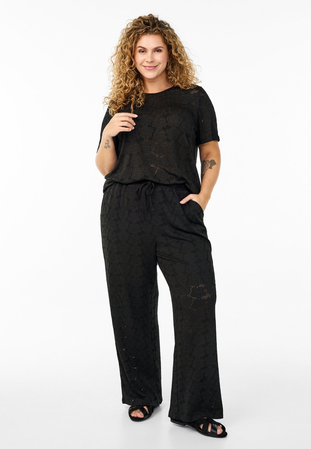 

Брюки FLASH-STRUCTURED HIGH-WAISTED Zizzi, черный