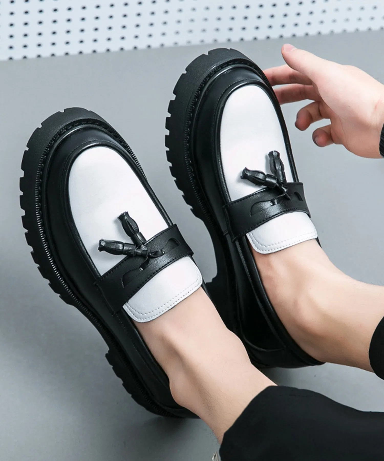 Мужские лоферы CALIFORNIA OUTFITTERS с кисточками на платформе чёрно-белые — фото 2