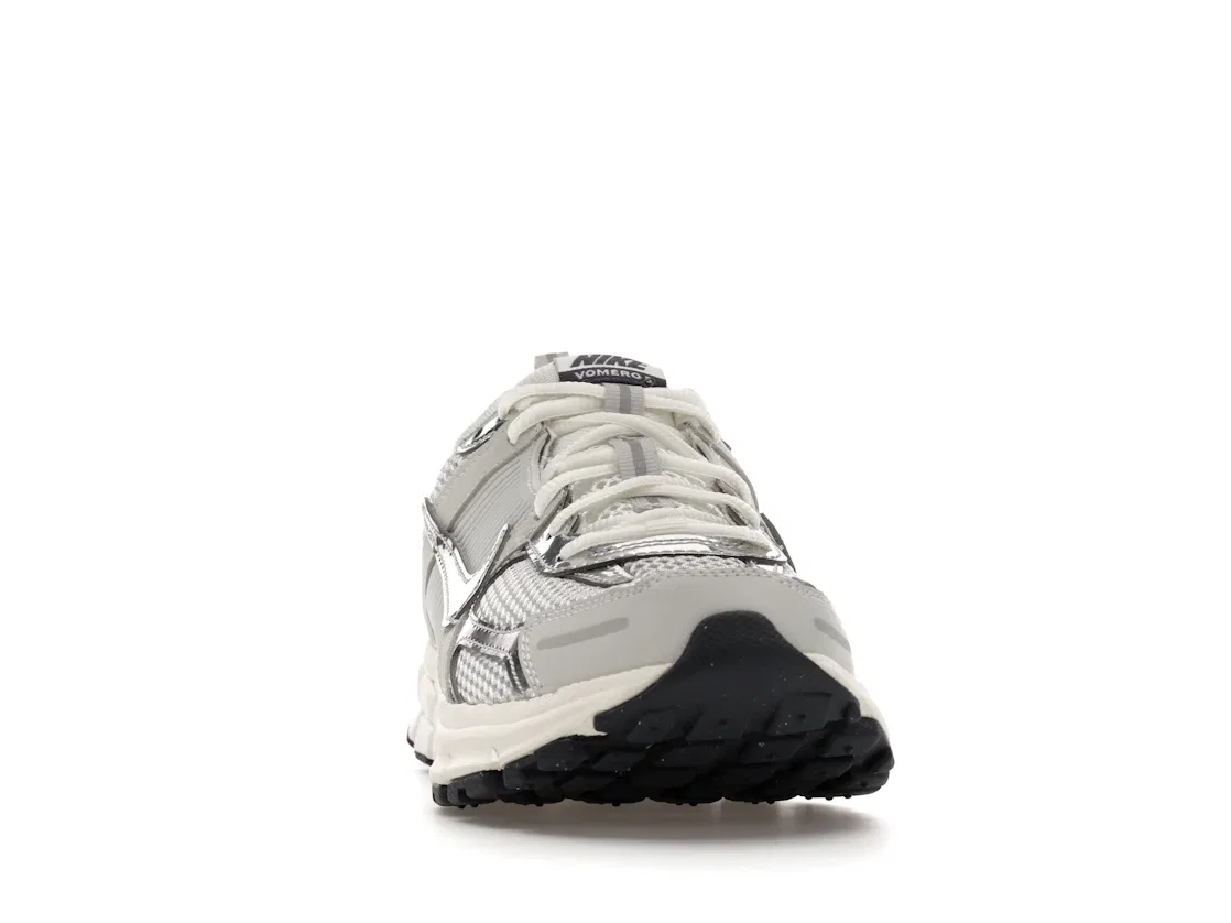 Детские кроссовки Lifestyle с отражающими элементами Nike Zoom Vomero 5, Photon Dust/Gridiron/Sail/Chrome — фото 2