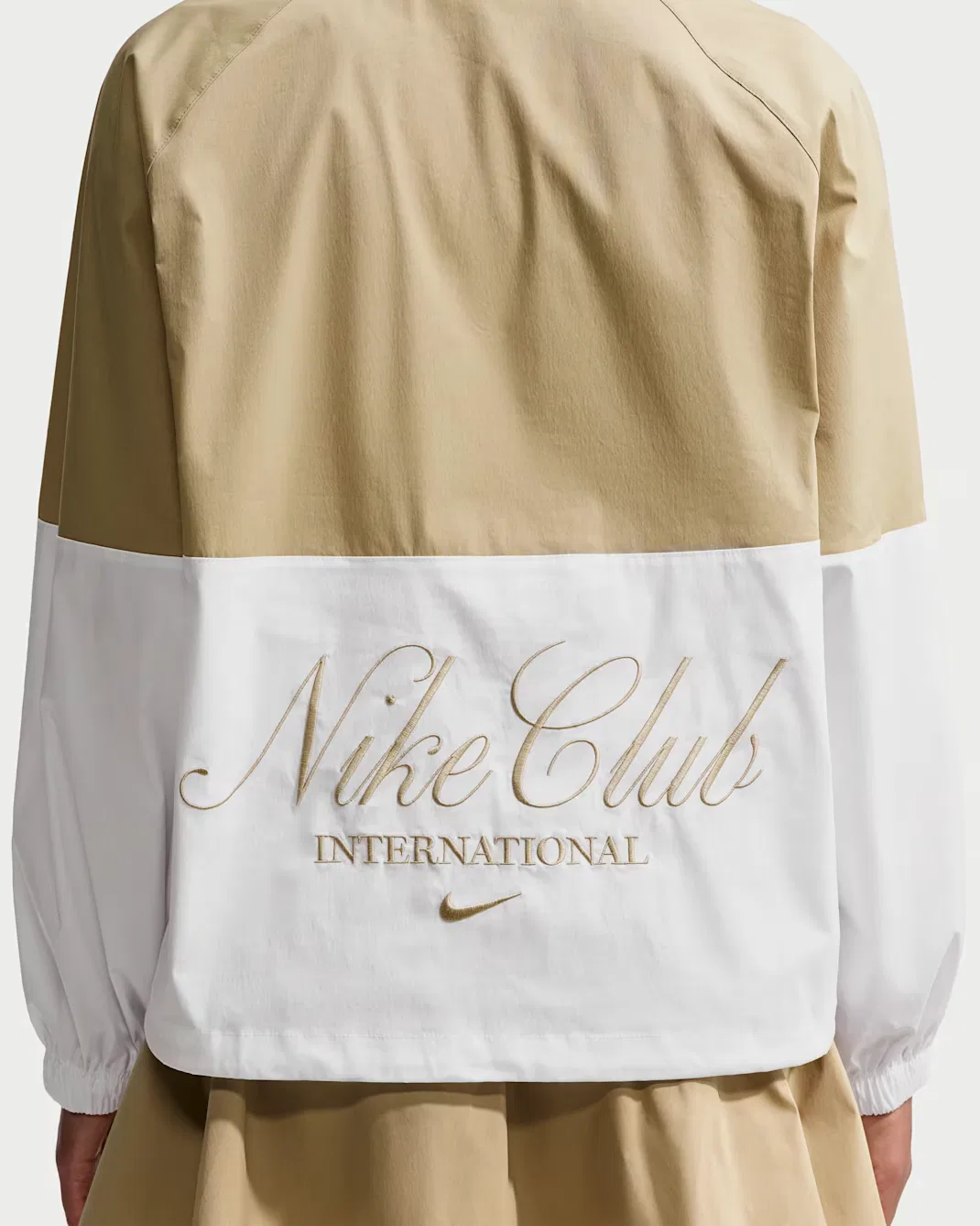 Женская объемная куртка из поплина на молнии до середины груди Nike Sportswear, Parachute Beige/White/White — фото 2
