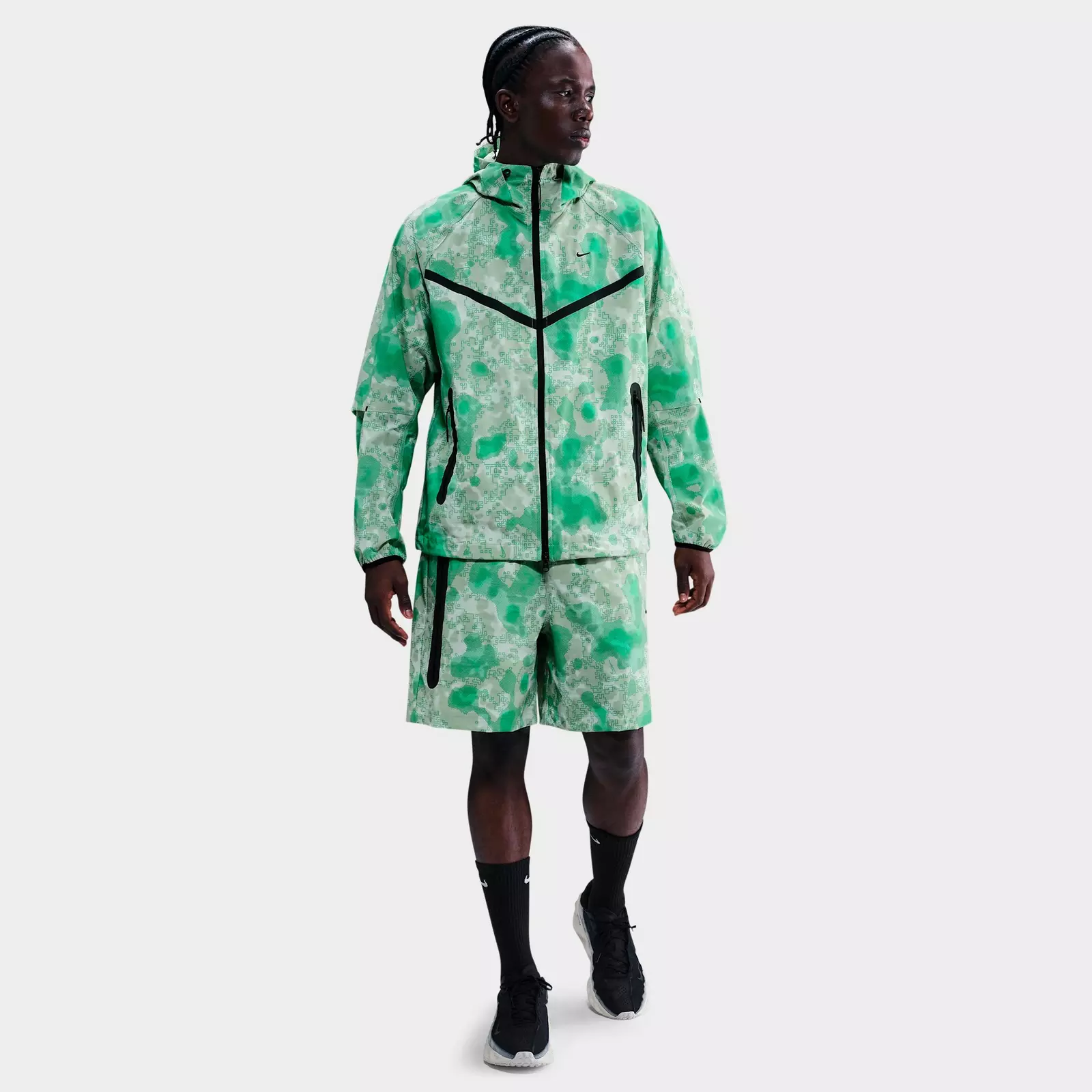 

Куртка Men's Nike Tech Dri-FIT Woven Camo Windrunner Oversized Full-Zip, зеленый/серый