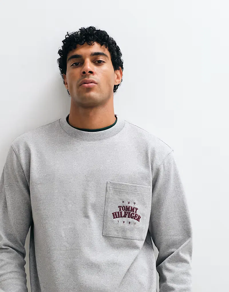 Футболка свободного кроя с длинными рукавами и логотипом Tommy Hilfiger в стиле университетской формы, светло-серый — фото 3