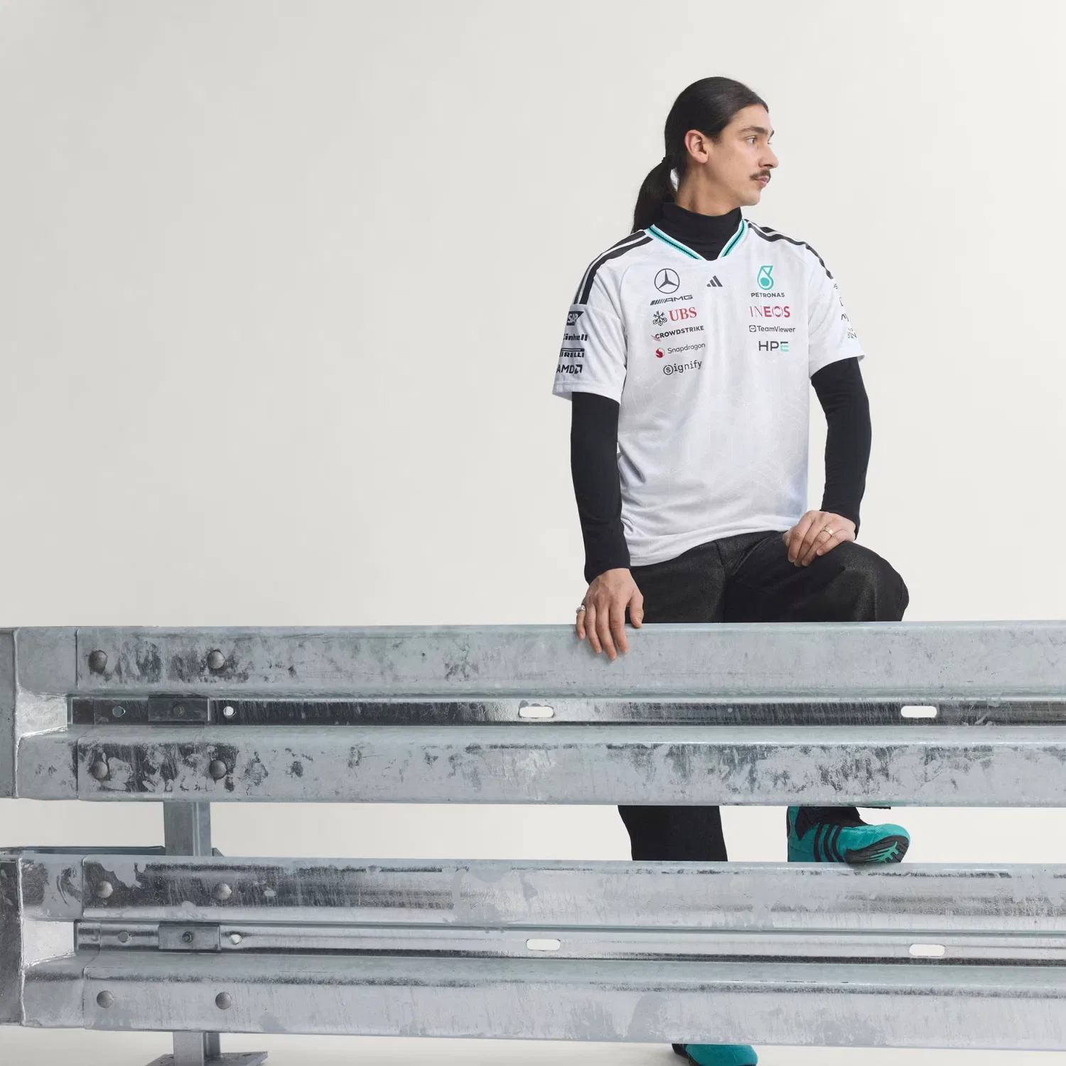 Мужская спортивная футболка с технологией Climacool Mercedes-AMG Petronas Formula 1 Team Driver Adidas Performance, белая — фото 4