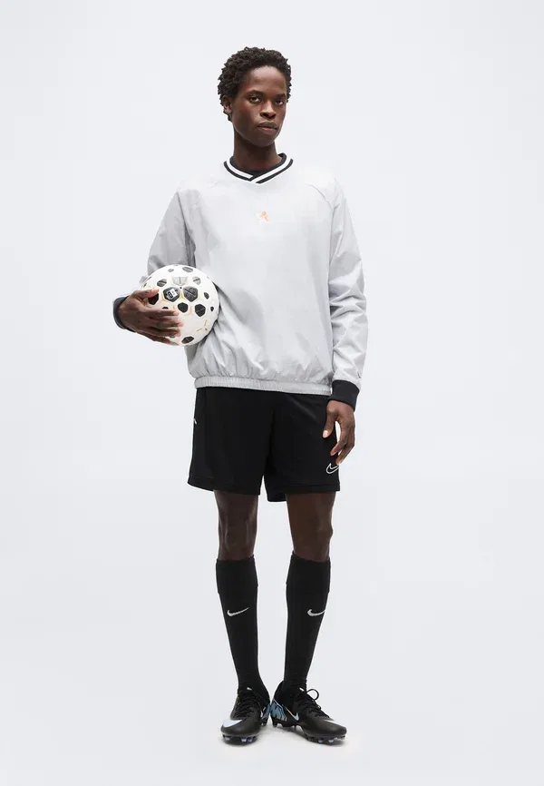 Футбольные брюки с технологией Dri-fit Chelsea fc academy - club wear Nike Performance, Wolf Grey, Pitch Blue, Turf Orange, White, белый/темно-синий/оранжевый/серый — фото 2
