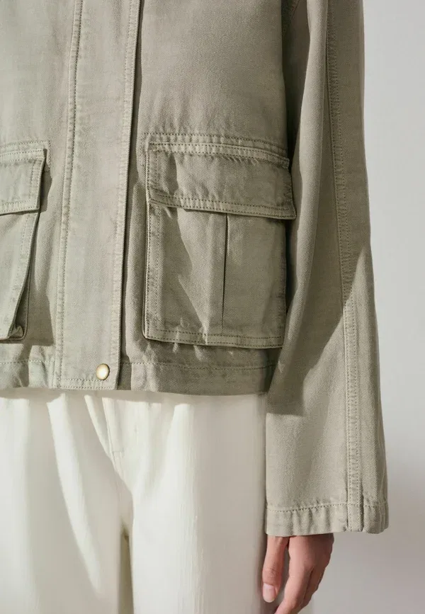 Куртка Petite fit funnel neck 2 pocket summer jacket Next, хаки-зеленый — фото 4