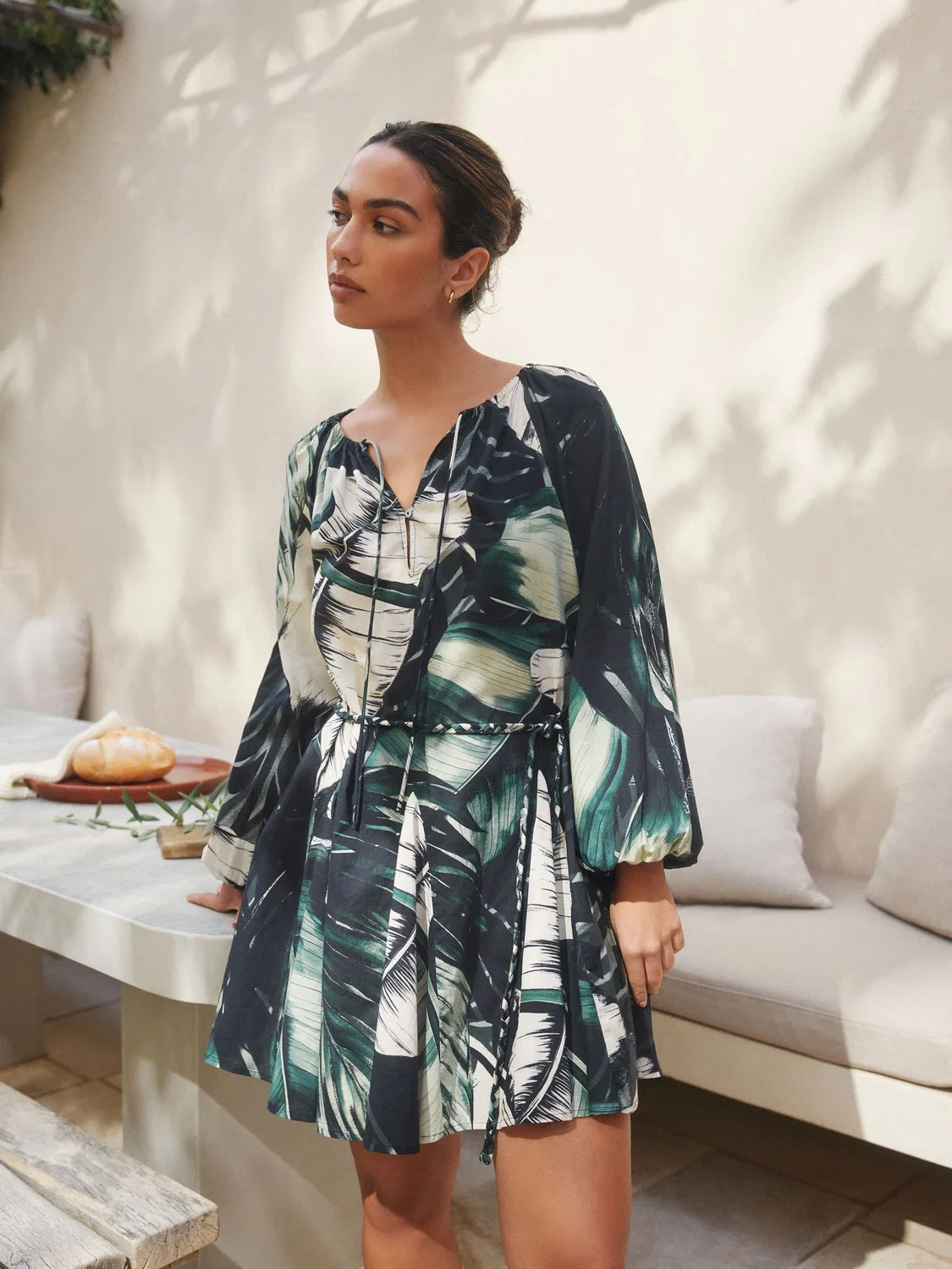 Платье мини с принтом тропических листьев, модель Long Sleeve Mini Next, черно-зеленый