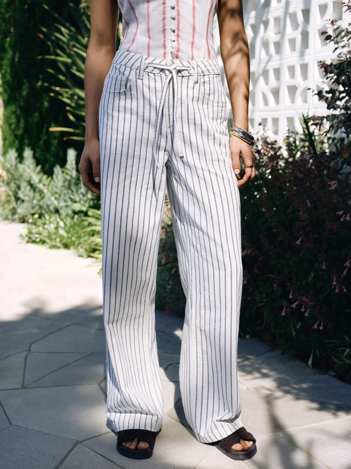 Джинсы с широкой штаниной и утяжкой на поясе, Ecru Striped Next