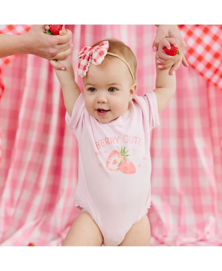 Детский боди-комбинезон с коротким рукавом, с принтом клубники Sweet Wink, Ballet Pink — фото 2