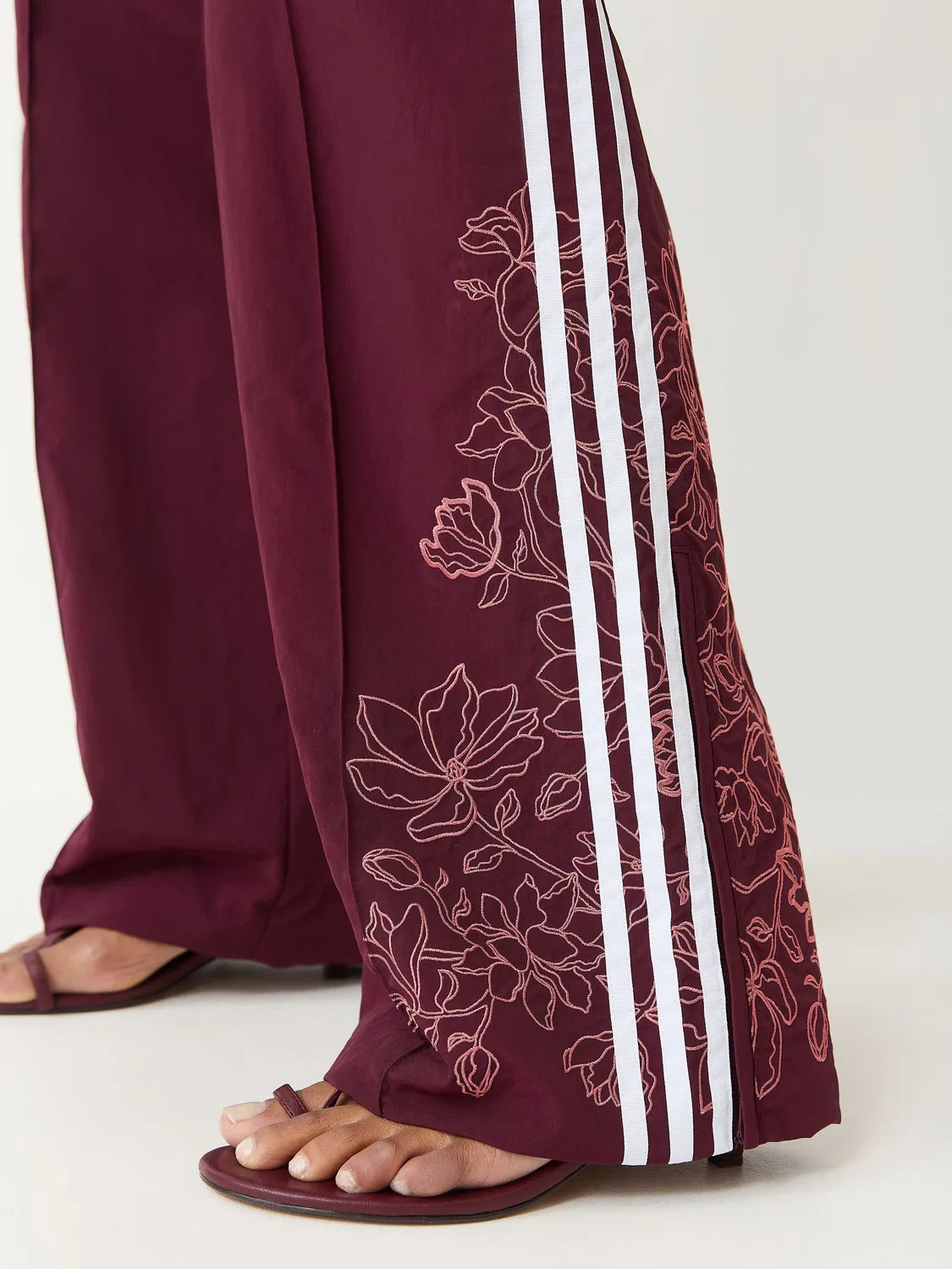 Adidas Originals Темно-красные свободные спортивные брюки с цветочной аппликацией Firebird — фото 4