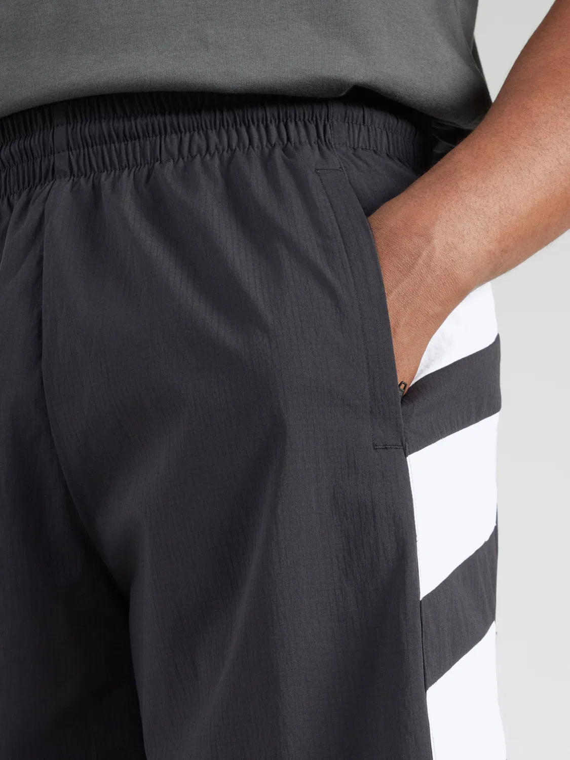 Шорты Adidas Originals Regular черного цвета — фото 2