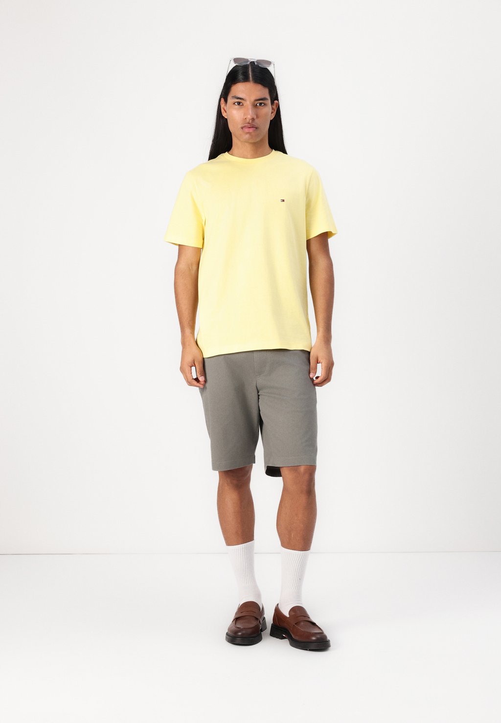 Базовая футболка SEASONAL SOLID TEE Tommy Hilfiger, желтый — фото 2