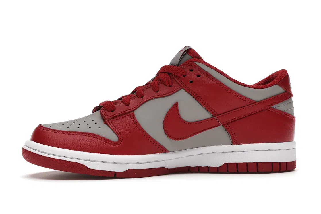 Детские кроссовки низкие с кожаным верхом Nike Dunk Low Retro, Medium Grey/Varsity Red-White — фото 3
