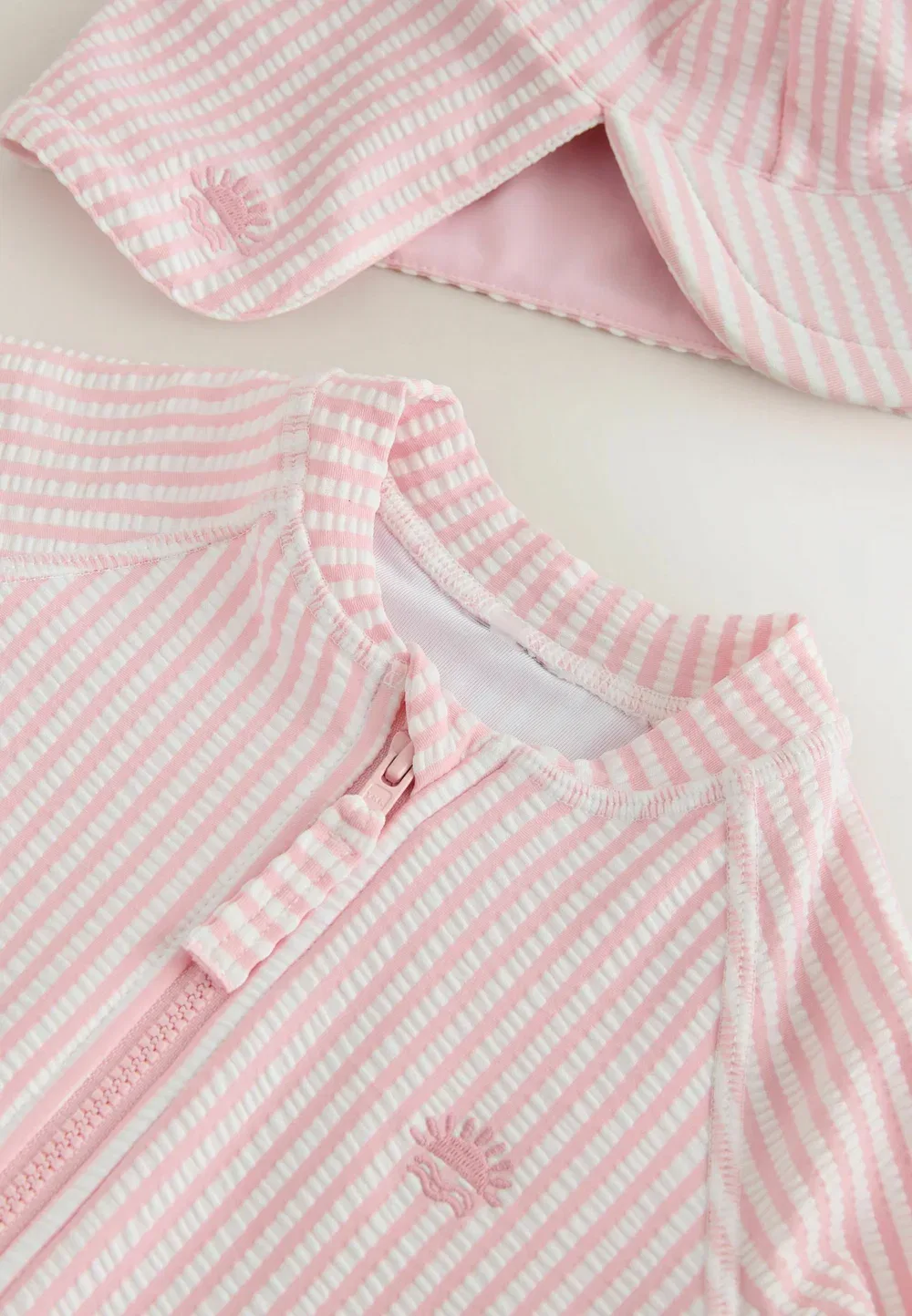 Стандартный крой - комплект из полосатого купальника и шляпки - купальник Next, Pink — фото 2