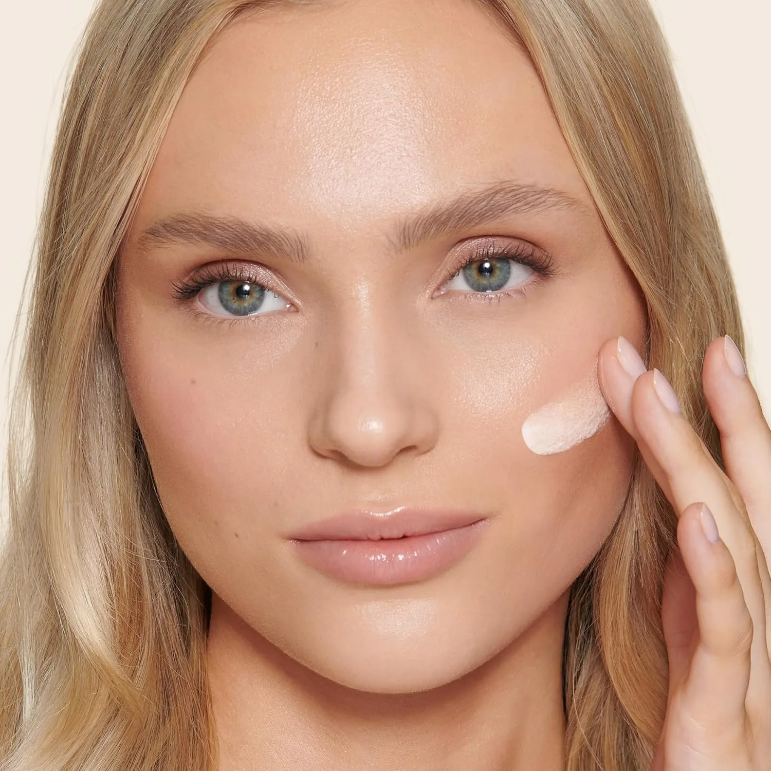 Увлажняющий тонирующий крем Charlotte Tilbury Healthy Glow Skin Tint для мужчин и женщин - обогащен бронзирующими пигментами для естественного загара и сияющей кожи. — фото 3