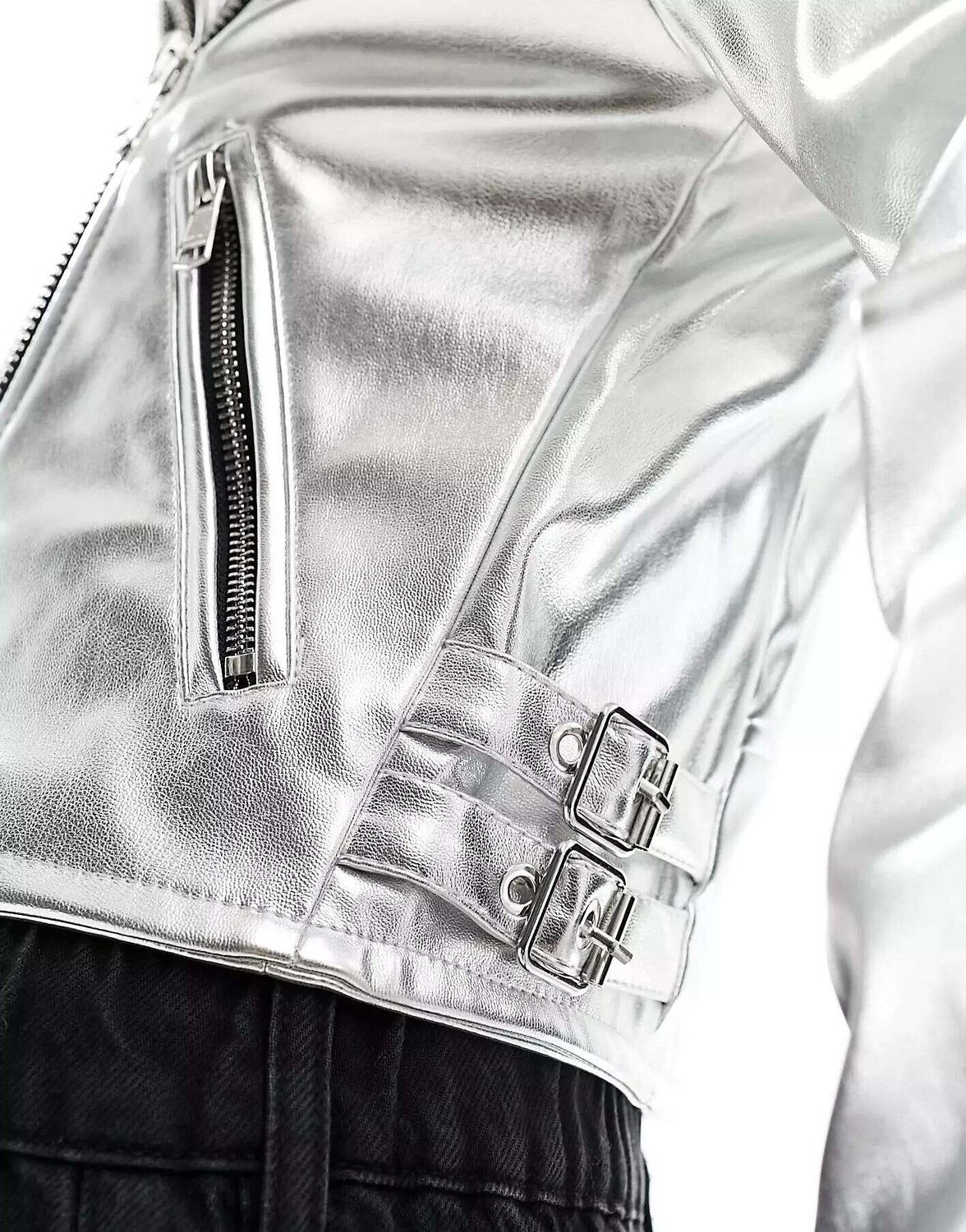 

Серебристая байкерская куртка с эффектом металлик Bershka