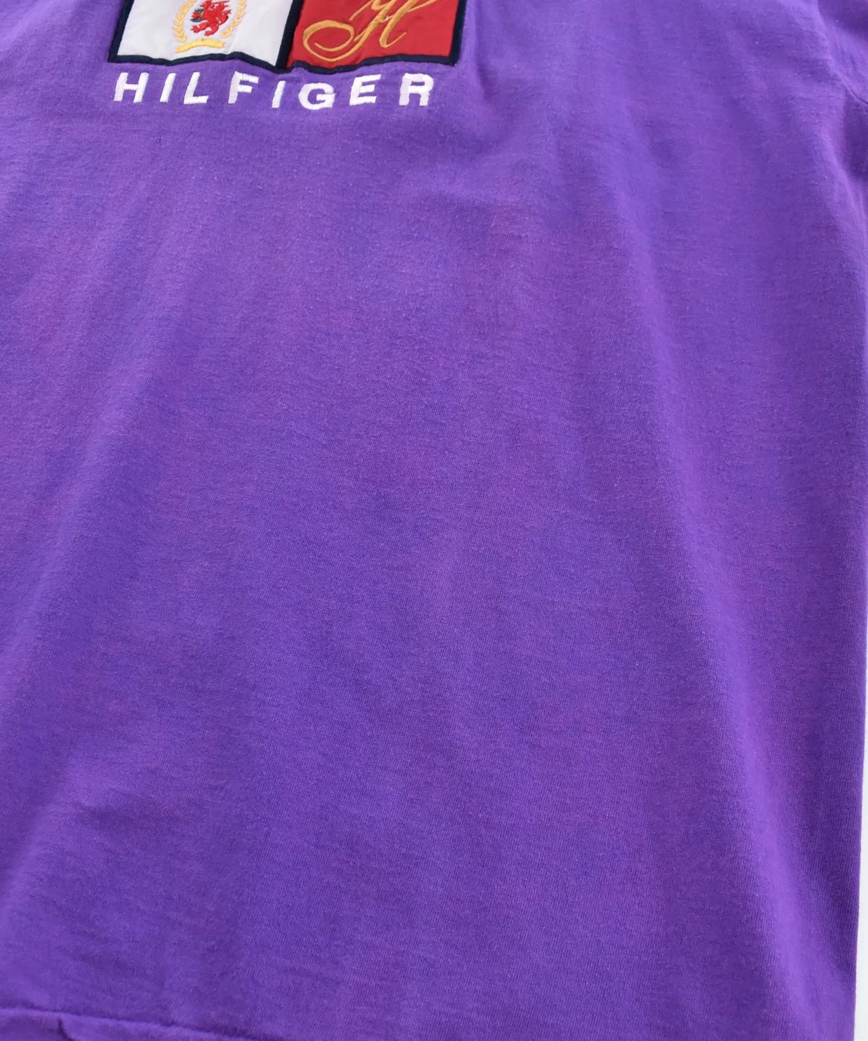 Винтажная футболка с вышивкой TOMMY HILFIGER, модель 90's Logo, Purple — фото 4