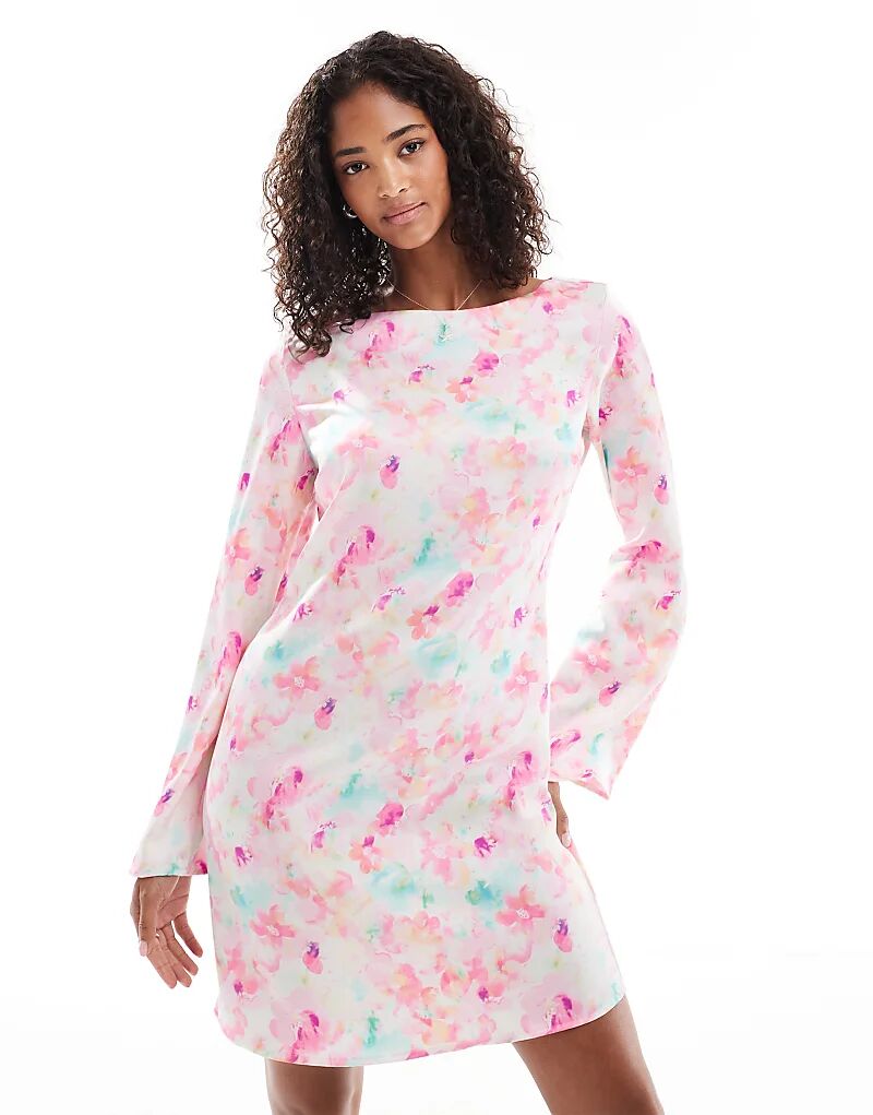 

Атласное мини-платье Vero Moda с рукавами-колокольчиками и принтом вишневых цветов