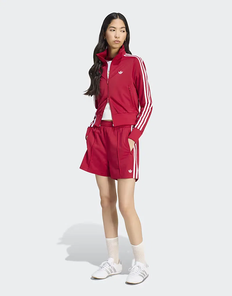 Классические шорты Adidas Originals Firebird в красно-белой расцветке, символизирующей победу команды