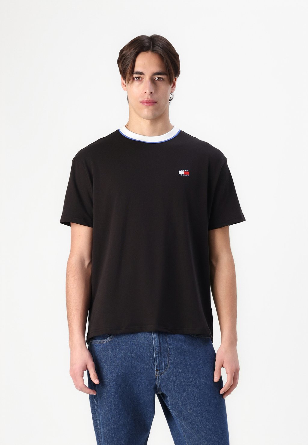 

Базовая футболка RINGER BADGE TEE Tommy Jeans, черный