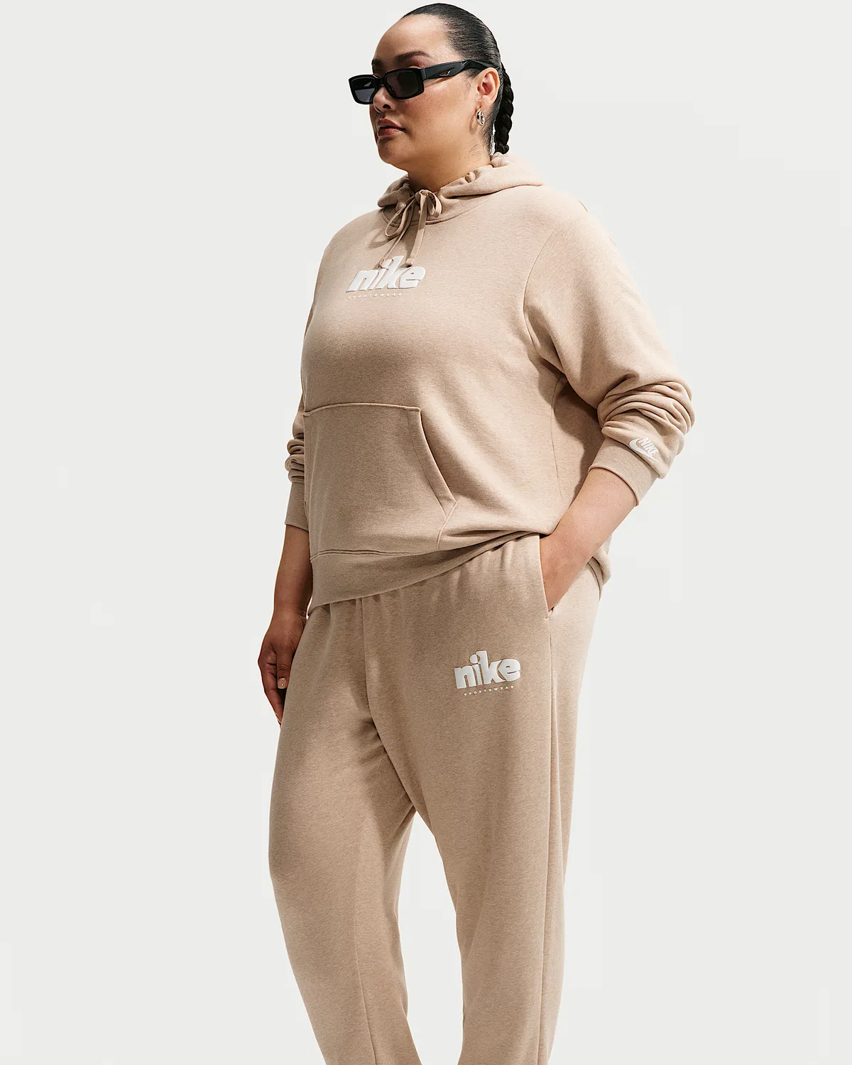 Женские спортивные штаны Nike Sportswear Club Fleece с принтом, средней посадки (плюс сайз), Linen/Heather/White — фото 4