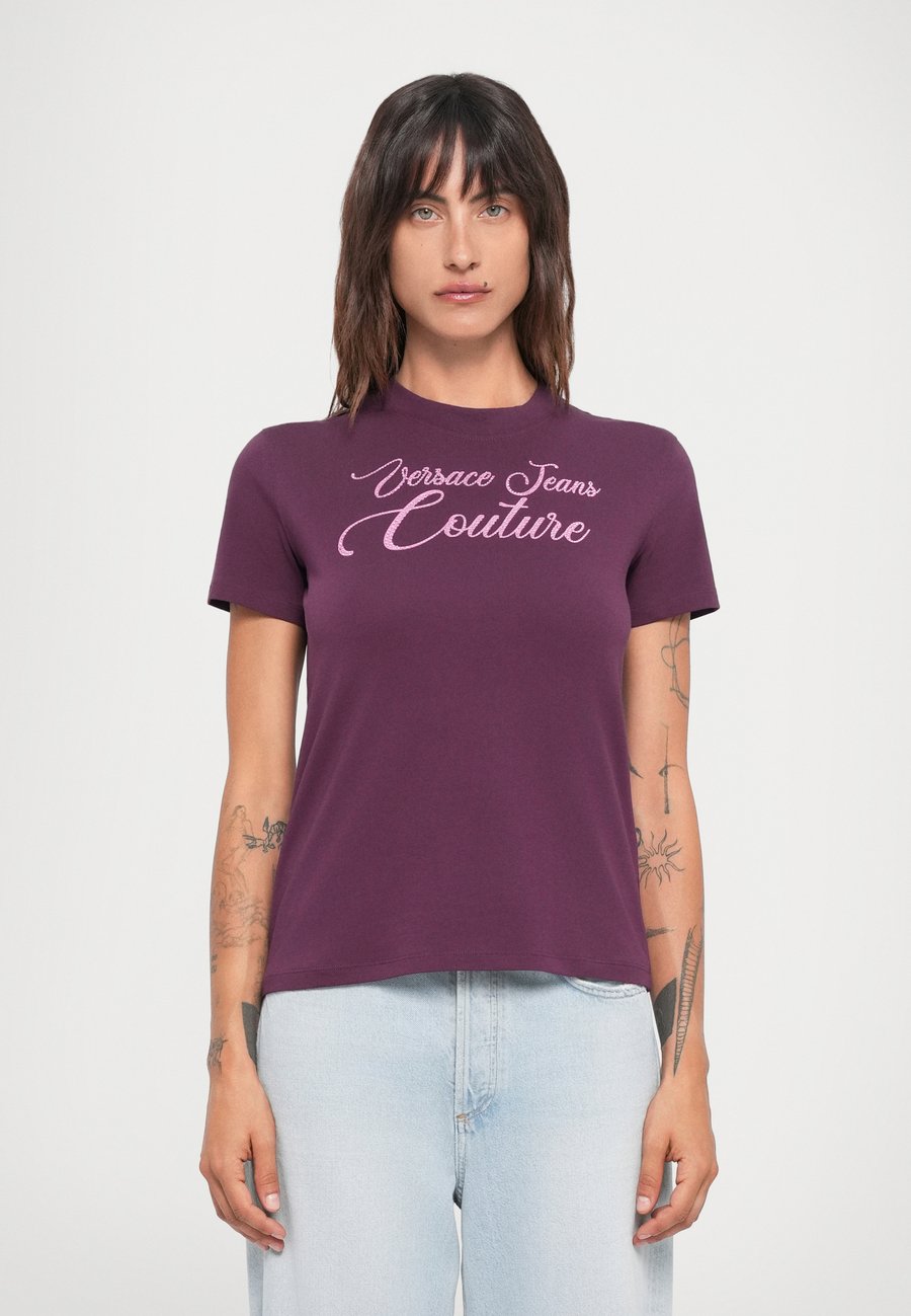 

Футболка Versace Jeans Couture Print T-shirt, Fiorentina/Lilac