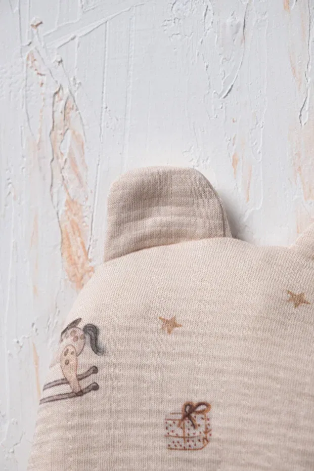 Детский комбинезон с принтом Racer bear printed zippered jumpsuit and hat set Rocha Baby, Stone — фото 4