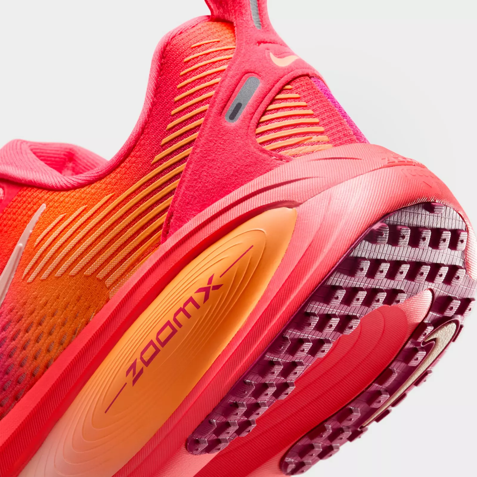 Кроссовки Women's Nike Vomero 18 SE Running, красный — фото 3
