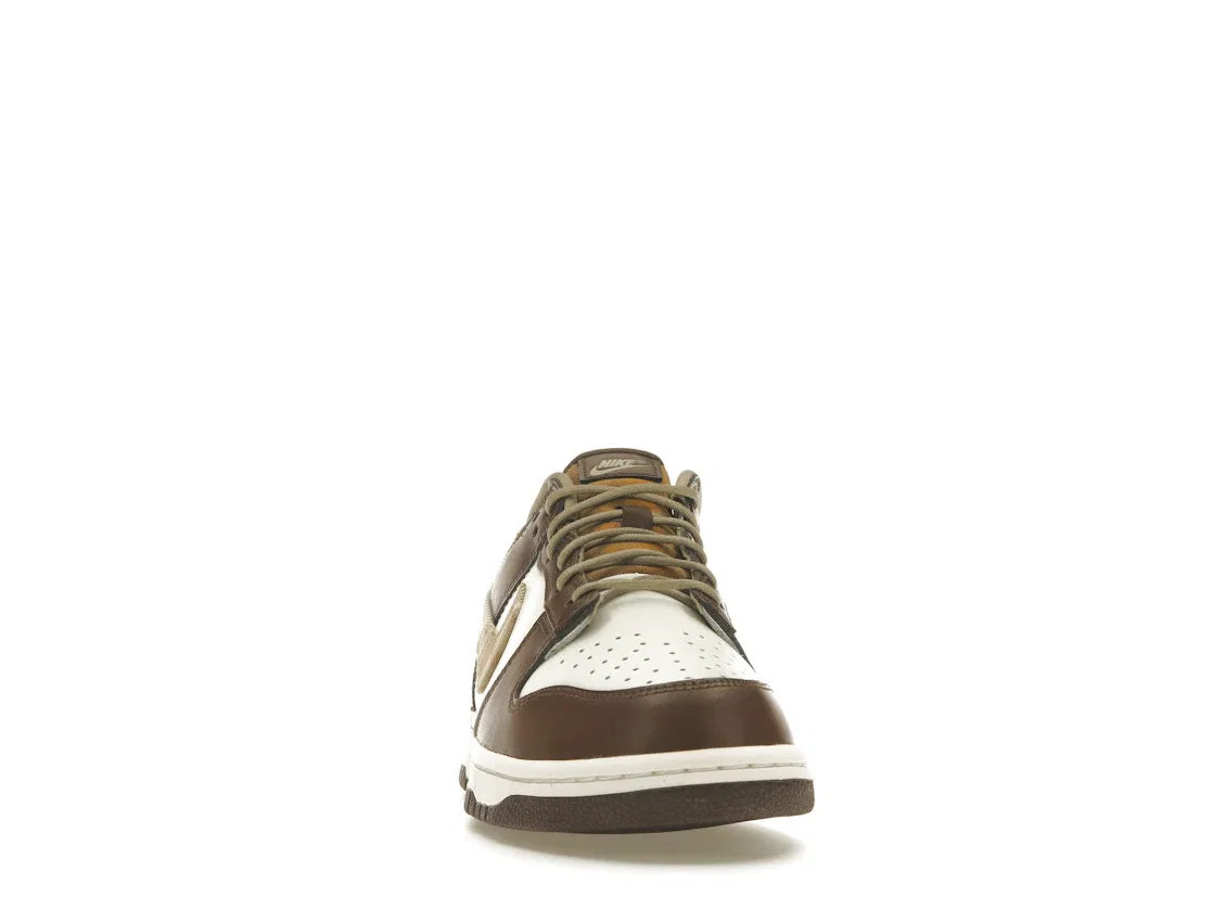 Детские кроссовки Lifestyle с принтом Nike Dunk Low Nike, Sail/Multi-Color/Cacao Wow/Metallic Gold/Khaki — фото 2