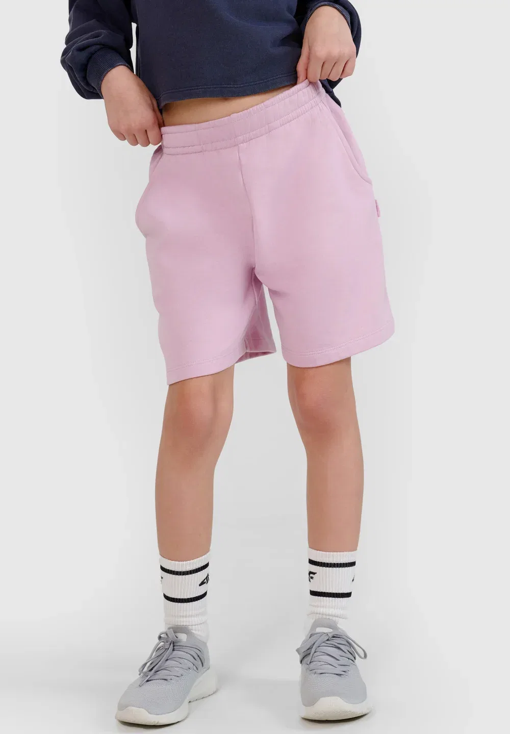Spodenki dresowe dziewczęce - granatowe 122 (6-7 лат) - спортивные шорты 4F, Light Violet — фото 2