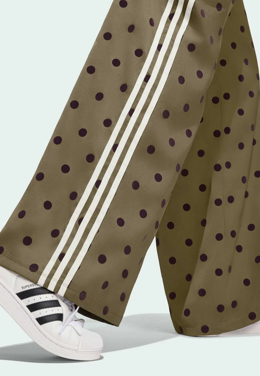 Брюки с широкими штанинами из атласа в горошек Adidas Originals, Olive Strata — фото 4