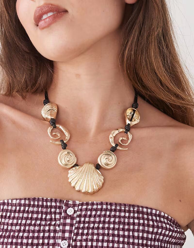 

Реквизированное винтажное ожерелье с золотыми ракушками на шнуре Reclaimed Vintage